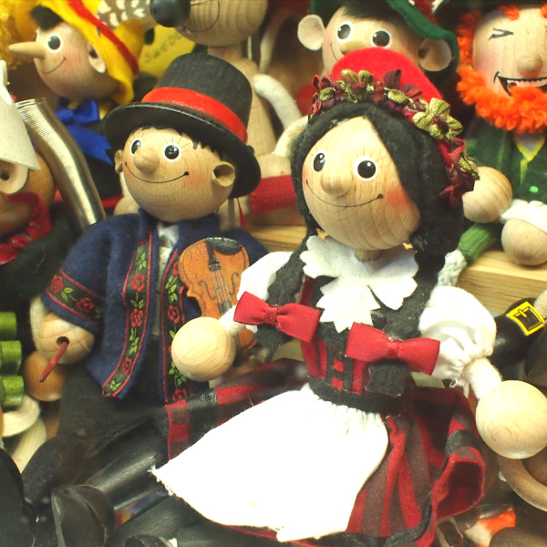 特注のびよんびよん人形、民族衣装を着たカップルの写真