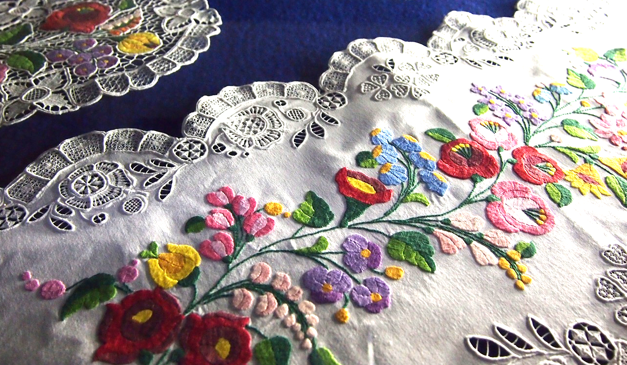 カロチャの民俗博物館に飾られたカロチャ刺繍