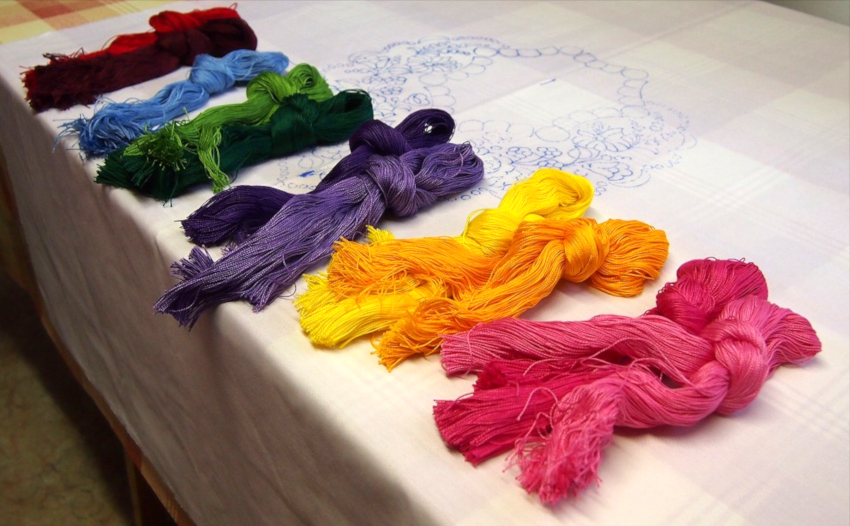 カロチャ刺繍に使われる様々な色の刺繍糸
