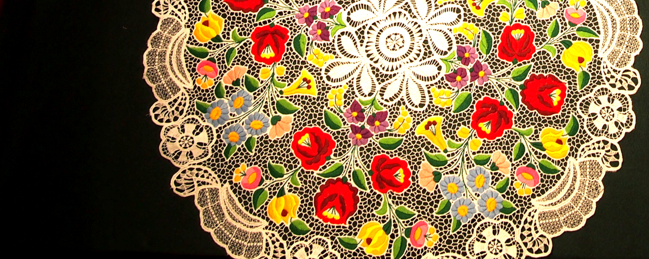 ハンガリーの伝統工芸品・カロチャ刺繍の作品の写真
